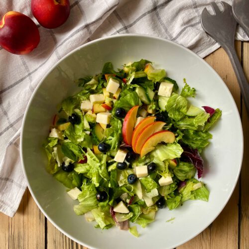 Fruchtiger Sommersalat mit eingelegtem Hirtenkäse