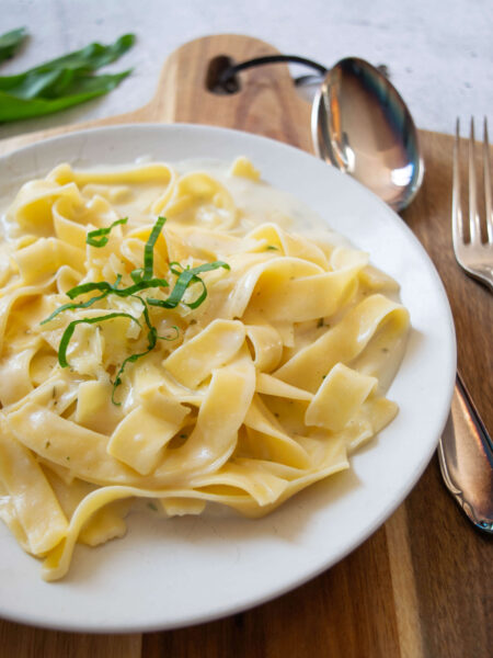 Pasta mit Bärlauch-Käsesoße