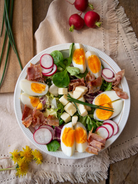 Ostersalat mit eingelegtem Hirtenkäse