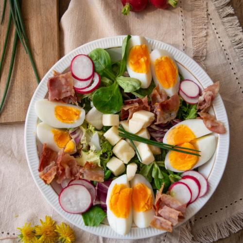 Schneller Ostersalat mit eingelegtem Hirtenkäse