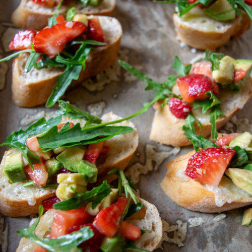Bruschetta mit Kräftige Börde Käse und Rucola-Erdbeersalat